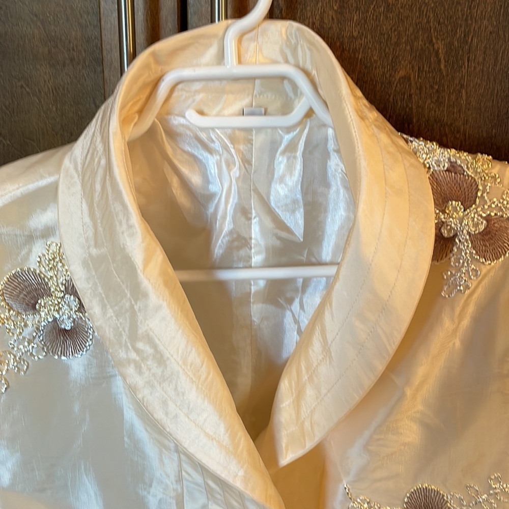 Beautiful Miniye embroidered jacket. - Picture 2 of 6